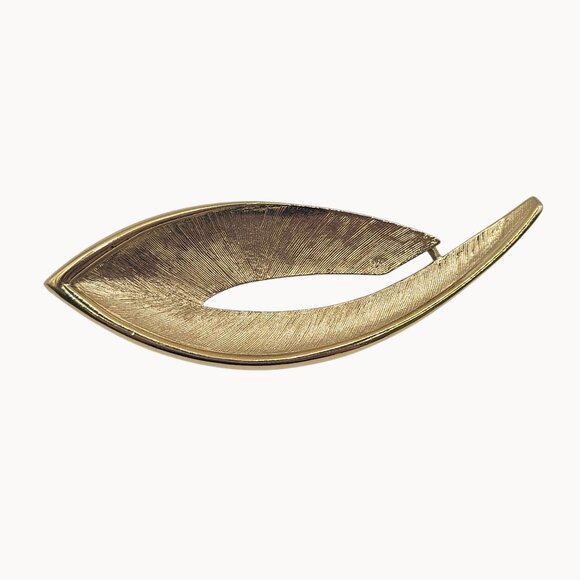 VTG Trifari Brooch Elongated Leaf Brushed Gold Tone Retro Minimalist Boho Pin - Picture 1 of 11